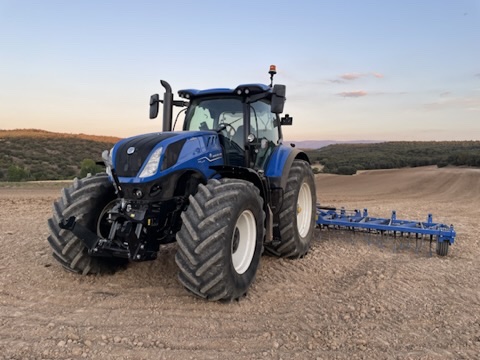 New Holland T7 Blue Power trabajando en el campo