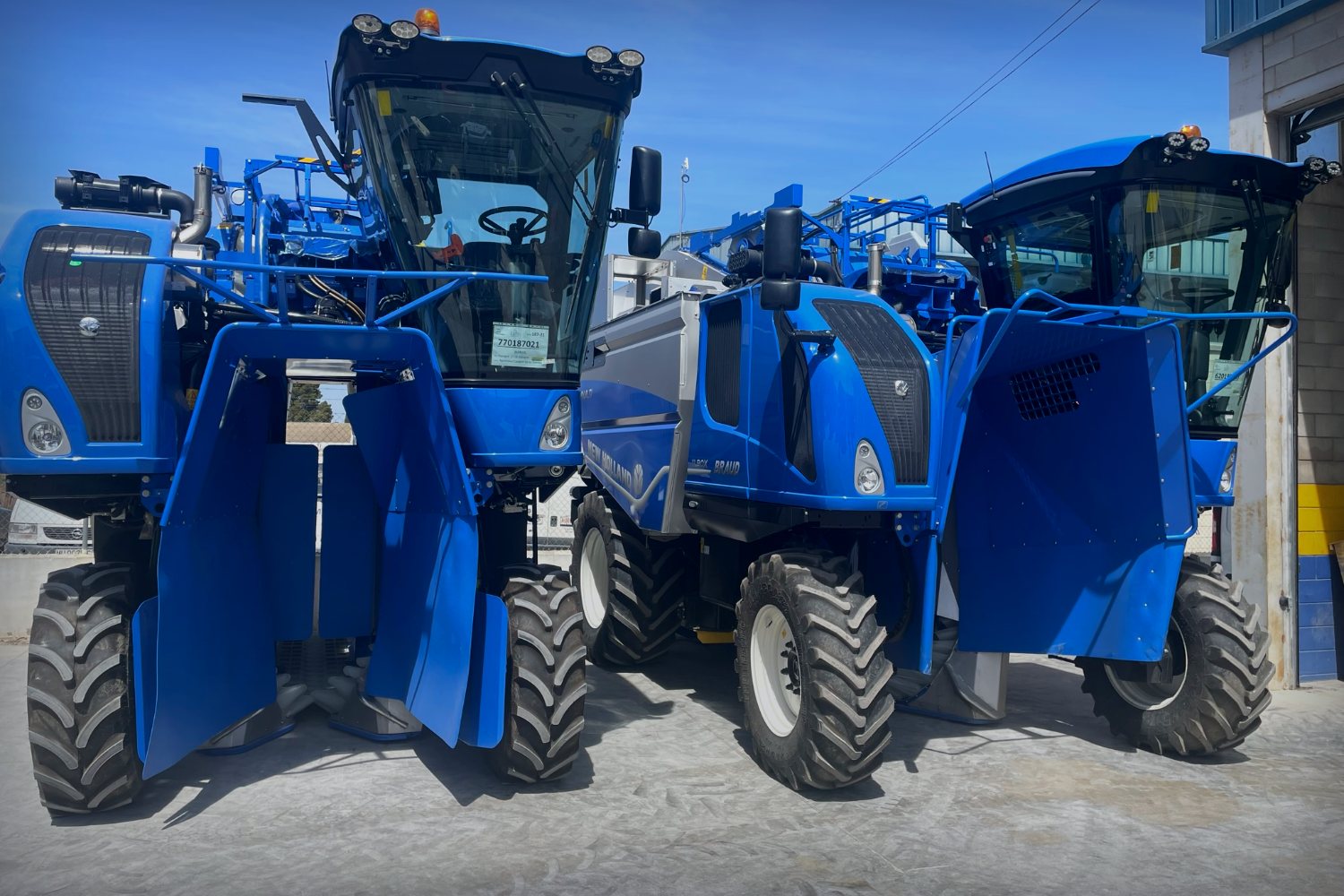 Vendimiadoras New Holland Braud frente al taller